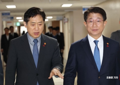 [포토] 주택분야 민생토론회 브리핑위해 입장하는 박상우, 김주현
