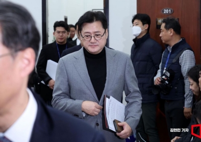 [포토] 홍익표 "경찰 '이재명 피습 사건' 스스로 축소하고 왜곡해"