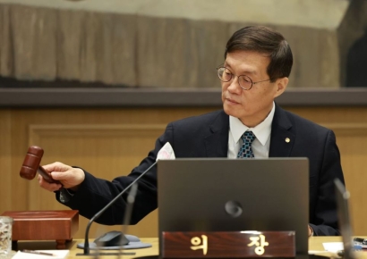 한은 “물가 잡혀야 금리 내린다”
