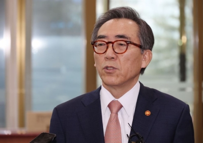'첫 출근' 조태열 외교장관 "북한과 대화 생각할 분위기 아니야"