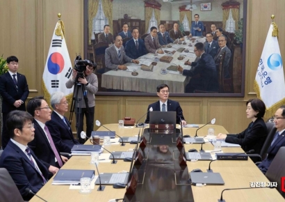 [금통위poll]①"2월 금리동결" 100%…상반기 인하 쉽지 않다