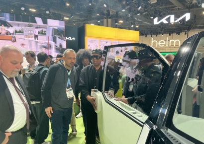 [CES 2024]"PV5, 만져봐도 될까요?" 스티비 원더, 현대차·기아 부스 찾아