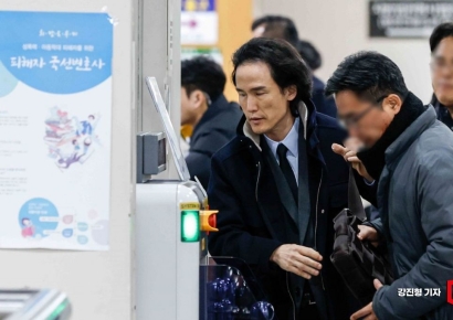 [포토]법정 들어서는 조현범 한국앤컴퍼니 회장