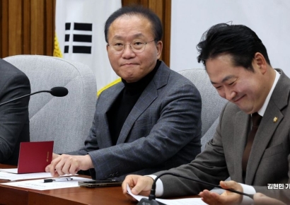 [포토] 윤재옥, 홍콩 ELS 대규모 손실 우려에 "은행 윤리적 책임 다했나"