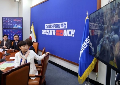 [포토] 이 대표 피습 영상 바라보는 민주당 최고위원들