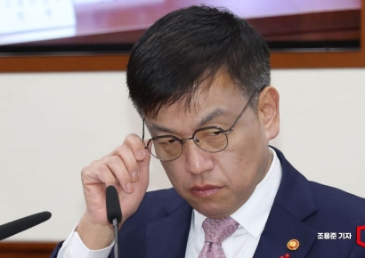 [포토]비상경제장관회의에서 안경 만지는 최상목 경제부총리
