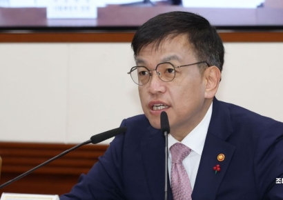 [관가 in]"사무관도 대면보고 참석하라"…달라진 부총리 보고에 술렁이는 기재부