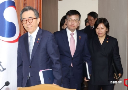 [포토]비상경제장관회의 입장하는 경제 관계 장관들