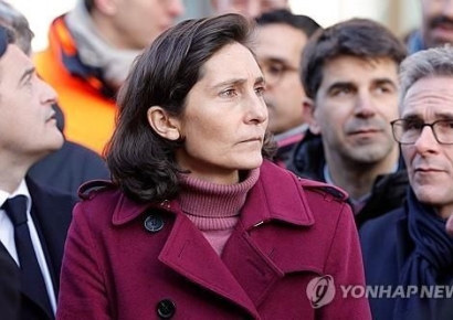 "아들 공립학교 때 좌절감 느껴"…세 아들 사립보낸 교육수장의 변명