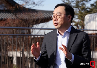 "저출생 해법, 정부가 못 따라가" 홍석철 저고위원의 쓴소리[K인구전략]