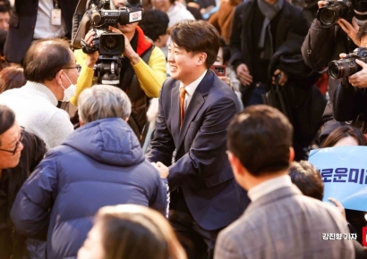 [포토]새로운미래 발기인들과 인사하는 이준석 위원장