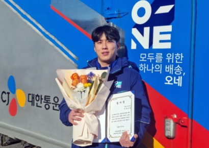 온 힘 다해 큰불 막은 택배기사, 소방차 오자 재 뒤집어쓴 채 돌아섰다