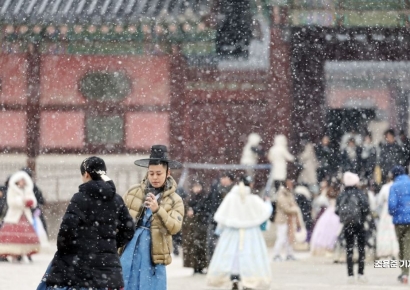 [포토]눈내리는 풍경 즐기는 외국인관광객들