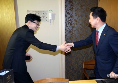 [포토] 중진의원 오찬 회동서 만난 한동훈-김기현