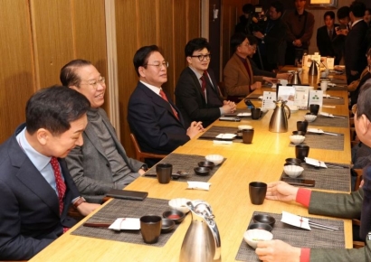 [포토] 4·5선 중진 의원들과 만난 한동훈 비상대책위원장