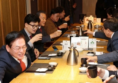 [포토] 한동훈 비대위원장, 4-5선 중진 의원과 간담회