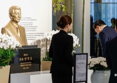 [포토]묵념하는 신동빈 롯데그룹 회장