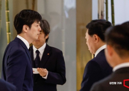 [포토]헌화 마친 뒤 이동하는 신유열 전무