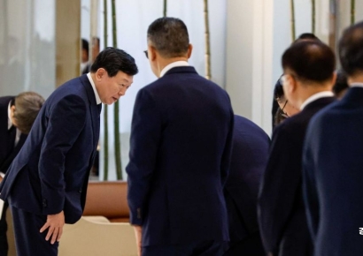 [포토]그룹 임원들과 인사하는 신동빈 롯데그룹 회장