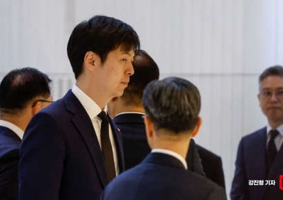 [포토]신격호 명예회장 추도행사 참석한 신유열 전무