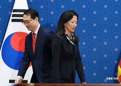[포토]자리로 이동하는 한미북핵수석대표