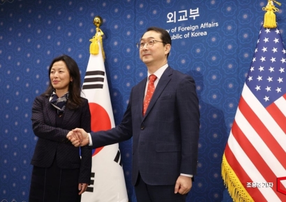 [포토]악수하는 김건 본부장과 정 박 미 대북특별부대표