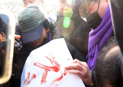 [포토]진실규명 혈서 쓰는 이태원참사 유가족