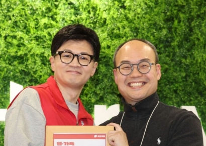 [포토] 한동훈, '일·가족 모두 행복' 총선 1호 공약 배달 