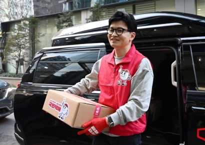 [포토] 한동훈 비대위원장 '정책 주문 택배 배송합니다'