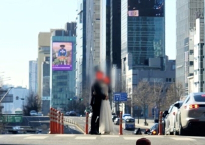 횡단보도서 기습 웨딩촬영…"추억 남기려다 추억 속으로 사라질 듯"