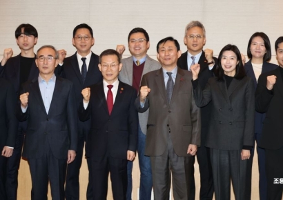 [포토]파이팅 외치는 AI전략대화 참석자들