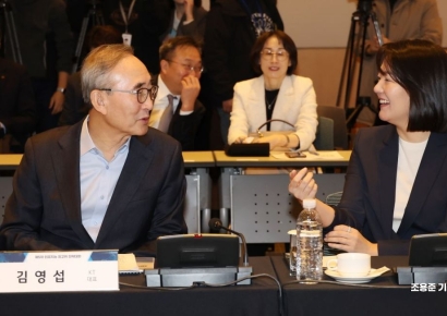 [포토]대화하는 김영섭 KT 대표와 최수연 네이버대표