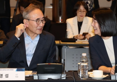 [포토]대화하는 김영섭KT대표와 최수연 네이버 대표