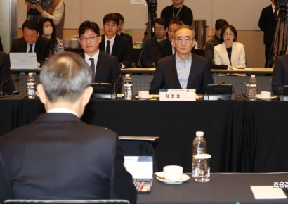 [포토]이종호 장관 발언 듣는 김영섭, 최수연 대표