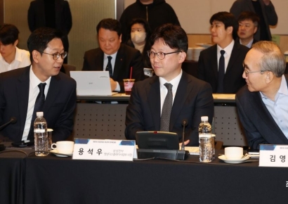 [포토]인공지능전략회의에서 대호하는 기업인들