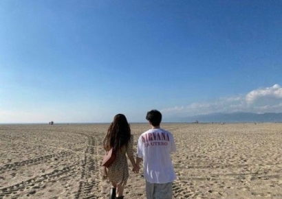 "예쁘게 봐달라"…현아·용준형, 손 잡고 걷는 사진 공개