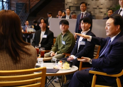 尹 "청년요구, '제대로'·'빠르게' 반영할 것"