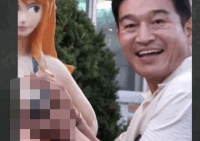 女조형물 가슴 만지며 '활짝'…채팅방서 사진 공유한 '성추행 의혹' 시의원