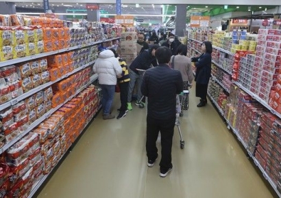 소비자 76% "대형마트 의무휴업 규제, 폐지·완화해야"