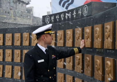 5050일 만에 천안함 복귀한 박연수 중령