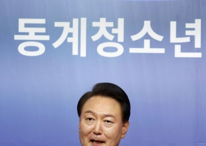 尹대통령, 文 전 대통령에 71번째 생일 축하 난 보내기로   