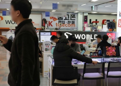 [포토]손님들로 북적이는 휴대폰 매장