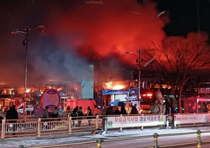 충남 서천특화시장서 화재…점포 200여개 전소