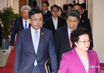 [포토]국무회의 참석하는 최상목 경제부총리