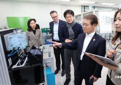 [포토]한국 훼스토 스마트 부품 관련 질문하는 이정식 장관