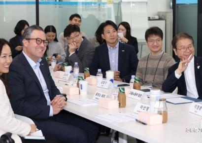[포토]청년 장애인 일경험 프로그램 발표 듣는 이정식 장관
