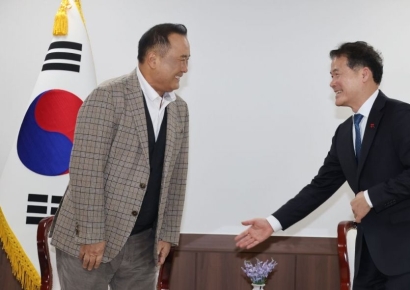 [포토]최영철 회장에게 자리 권하는 김영호 장관