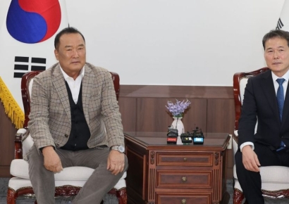 [포토]탈북민 청소년 지원 기부에 감사 표하는 김영호 장관