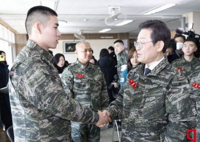 [포토] 해병대 장병 격려하는 이재명 대표