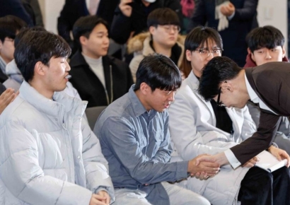 [포토]고개 숙여 인사하는 한동훈 국민의힘 비상대책위원장